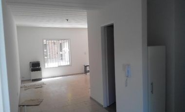 Departamento 3 AMB CON PATIO Y  cochera. tigre. tacuari 255. todo incluido(  no abona expensas. abl agua )