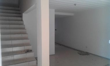 Departamento 3 AMB CON PATIO Y  cochera. tigre. tacuari 255. todo incluido(  no abona expensas. abl agua )