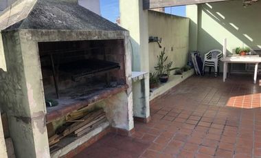 Gran casa de 5 ambientes, con patio y terraza c/parrilla
