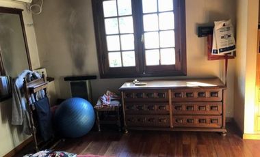 Gran casa de 5 ambientes, con patio y terraza c/parrilla