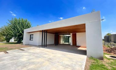Venta casa de tres dormitorios en PB con galería y pileta - La Rinconada Ibarlucea
