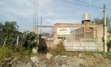 Lote de terreno en VENTA con mejoras, posee escritura e impuestos al día.