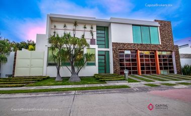 CASA DE LUJO EN LOS OLIVOS EN ZAPOPAN EN VENTA