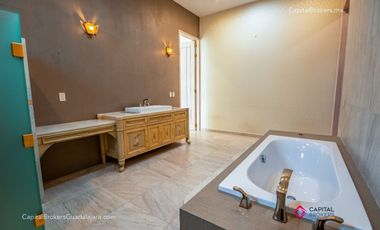 CASA DE LUJO EN LOS OLIVOS EN ZAPOPAN EN VENTA