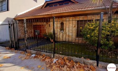 Venta Casa 4 ambientes cochera jardín quincho parrilla- Morón- Acepta Permuta