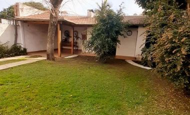 Venta Casa 4 ambientes cochera jardín quincho parrilla- Morón- Acepta Permuta