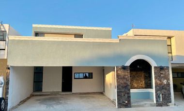 Casa nueva en renta en Merida, doble altura- 3 habitaciones
