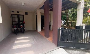 Rumah pojok Puri Surya jaya Nyaman