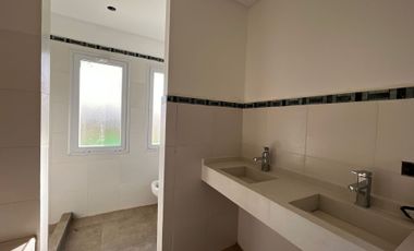CASA EN VENTA SANTA EMILIA 5 AMBIENTES