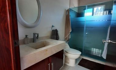 Se vende casa en club de golf