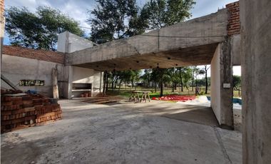 Quincho con pileta y casa a terminar en venta!