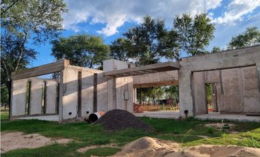 Quincho con pileta y casa a terminar en venta!