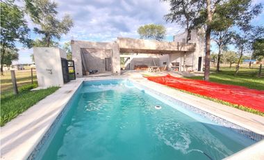 Quincho con pileta y casa a terminar en venta!