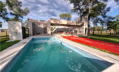 Quincho con pileta y casa a terminar en venta!