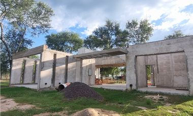 Quincho con pileta y casa a terminar en venta!