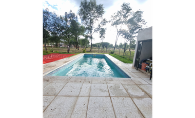 Quincho con pileta y casa a terminar en venta!