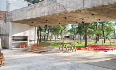 Quincho con pileta y casa a terminar en venta!