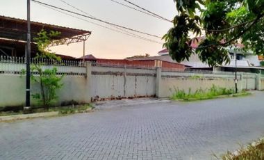 Tanah tengah kota Jalan raya klampis Anom
