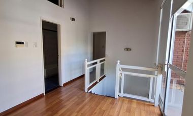 Excelente casa con pileta en Fisherton tradicional.