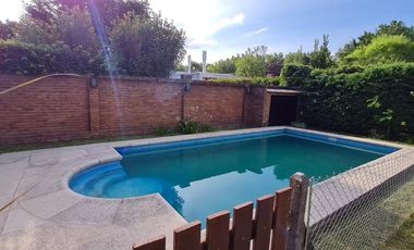 Excelente casa con pileta en Fisherton tradicional.