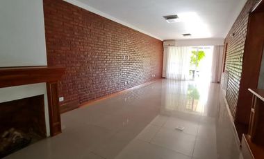 Excelente casa con pileta en Fisherton tradicional.