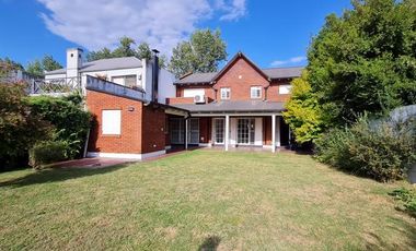 Excelente casa con pileta en Fisherton tradicional.