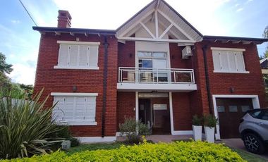 Excelente casa con pileta en Fisherton tradicional.