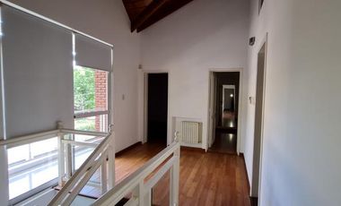 Excelente casa con pileta en Fisherton tradicional.