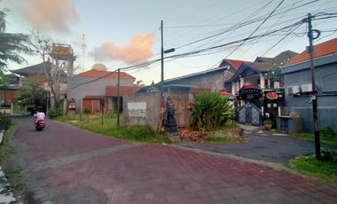 Tanah bonus bangunan rumah 2 lantai dijual di Legian, Kuta