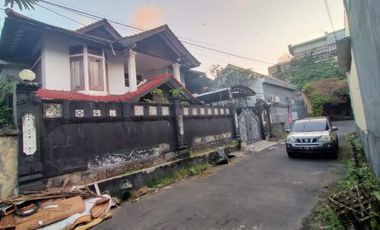 Tanah bonus bangunan rumah 2 lantai dijual di Legian, Kuta