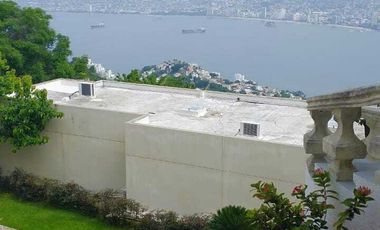 Villa tipo colonial de tres niveles en el fraccionamiento Las Brisas de Acapulco