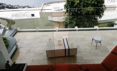 Villa tipo colonial de tres niveles en el fraccionamiento Las Brisas de Acapulco