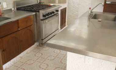 Villa tipo colonial de tres niveles en el fraccionamiento Las Brisas de Acapulco