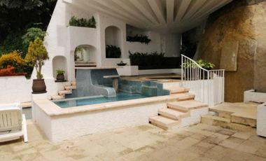 Villa tipo colonial de tres niveles en el fraccionamiento Las Brisas de Acapulco