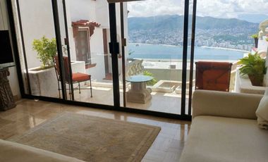 Villa tipo colonial de tres niveles en el fraccionamiento Las Brisas de Acapulco