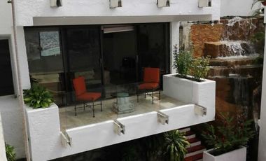 Villa tipo colonial de tres niveles en el fraccionamiento Las Brisas de Acapulco