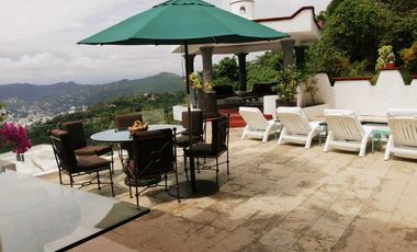 Villa tipo colonial de tres niveles en el fraccionamiento Las Brisas de Acapulco