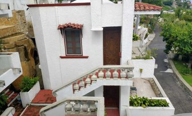 Villa tipo colonial de tres niveles en el fraccionamiento Las Brisas de Acapulco
