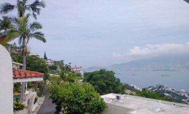 Villa tipo colonial de tres niveles en el fraccionamiento Las Brisas de Acapulco