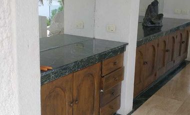 Villa tipo colonial de tres niveles en el fraccionamiento Las Brisas de Acapulco