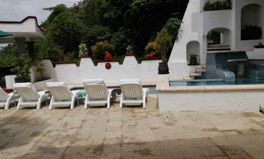 Villa tipo colonial de tres niveles en el fraccionamiento Las Brisas de Acapulco