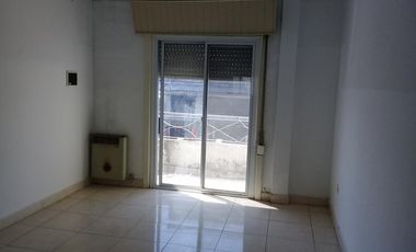 IMPECABLE DEPARTAMENTO DE 3 AMBIENTES AMPLIOS EN PLANTA ALTA.