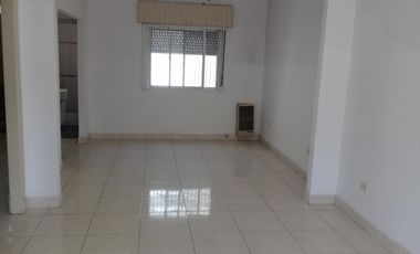 IMPECABLE DEPARTAMENTO DE 3 AMBIENTES AMPLIOS EN PLANTA ALTA.