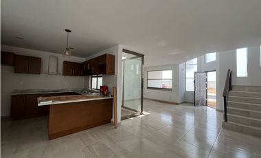 Casa en Venta con paneles Explanada Sur cerca Plaza Explanada