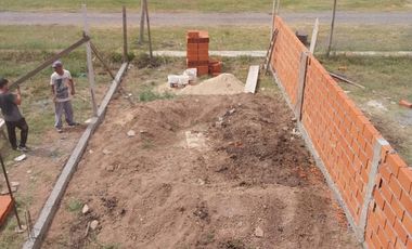 Duplex en barrio privado en Ing. Allan, Varela, totalmente en cuotas