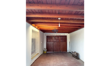 VENTA – CASA 2 DORM EN PLENO CENTRO DE COLONIA CAROYA – APTO CRÉDITO