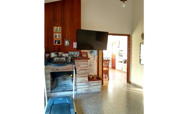 VENTA – CASA 2 DORM EN PLENO CENTRO DE COLONIA CAROYA – APTO CRÉDITO