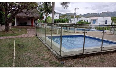 Hermosa Casa en Venta en Condominio   en Girardot