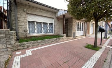 Chalet 3 ambientes. Garage. Zona Chauvín.