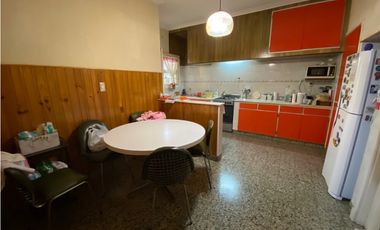 Chalet 3 ambientes. Garage. Zona Chauvín.